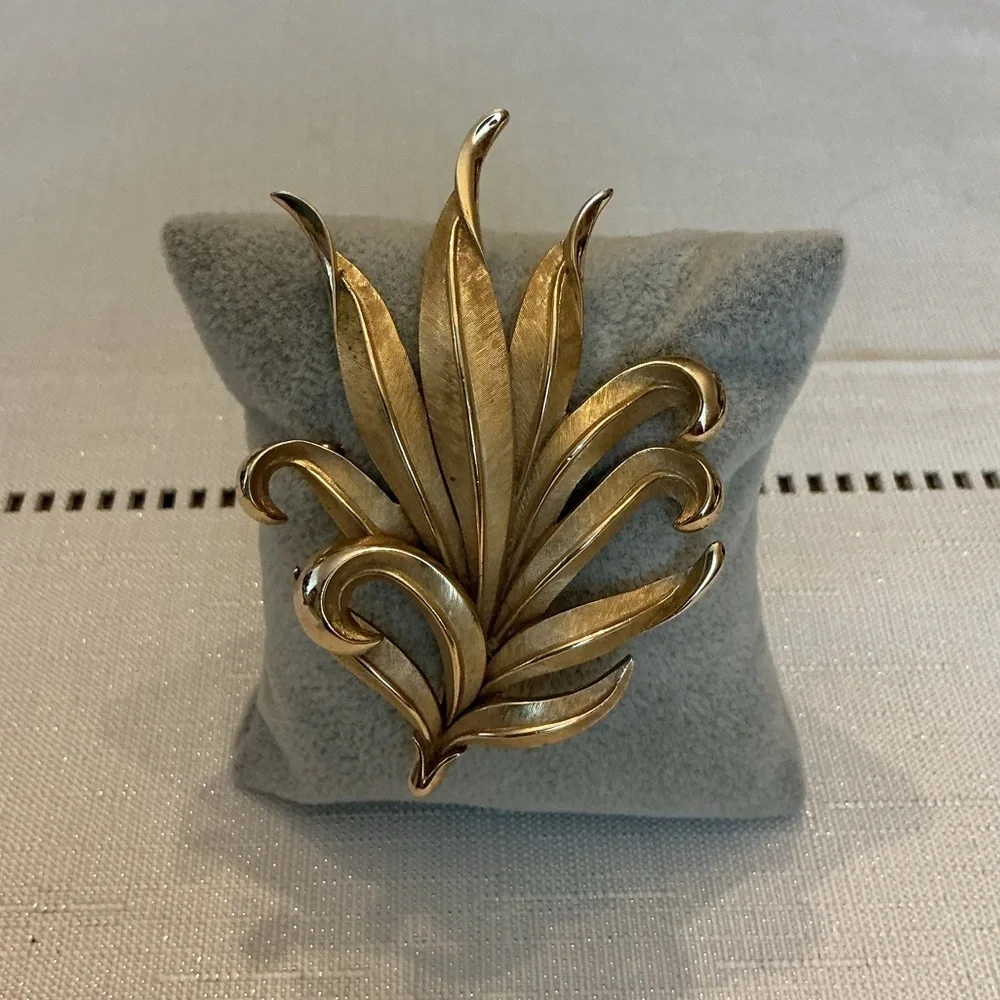 Crown Trifari Vintage Gold Tone Feather Leaf Flame Brooch